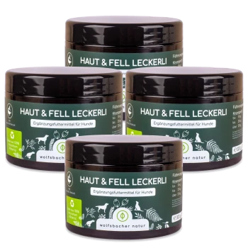Vier Gläser 'Haut & Fell Leckerli' Hundefutterergänzungen von Wolfsbacher Natur, mit grünen Etiketten und Nährwertinformationen.