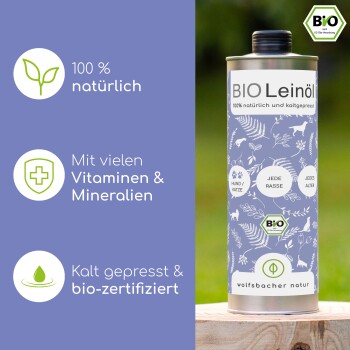 Ein glücklicher braun-weißer Hund sitzt auf grünem Gras neben einer BIO Leinölflasche, die Vorteile für das Fell, Entgiftung und Blutdruck zeigt.