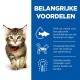 Een schattige tabby kitten met groene ogen en een rode halsband op een witte achtergrond. Nederlandse tekst vermeldt voordelen: DHA, eiwit en mineralen.