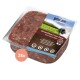 Rohes Haustierfutter in einer weißen quadratischen Schüssel, mit fein gehacktem Fleisch in einem satten Rotton, auf einer Holzoberfläche platziert.