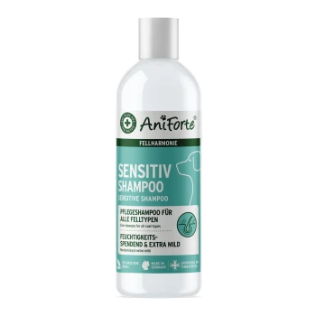 Flasche AniForte Sensitive Shampoo für Haustiere, auf Deutsch beschriftet, hebt feuchtigkeitsspendende und extra milde Eigenschaften für alle Felltypen hervor.