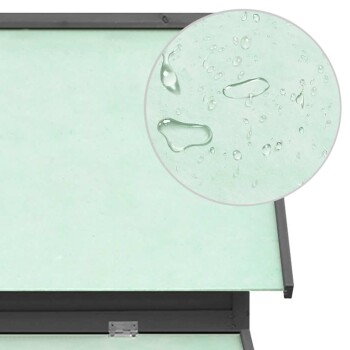 Nahaufnahme einer grünen wasserdichten Haustierbettoberfläche mit Wassertropfen, die ihre wasserabweisende Eigenschaft zeigt.