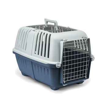 Blau-graue Kunststoff-Transportbox mit Metallgitter-Vordertür, oberem Griff und Belüftungsschlitzen.
