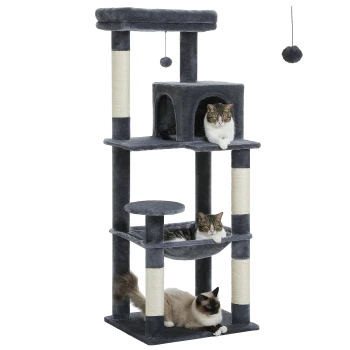 Drei Katzen, die auf einem mehrstöckigen grauen Katzenbaum mit Kratzpfosten und einem hängenden Spielzeug faulenzen.