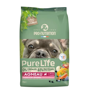 Pro-Nutrition Pure Life Hundefuttertüte (2 kg) mit Lamm, 0% Getreide, 85% Protein, Sensitive Digestion, Nahaufnahme eines Hundegesichts.