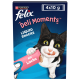 Purina Felix Deli Moments flüssige Katzensnacks, 4x10g, mit Lachs, mit einer schwarz-weißen Katze, die sich die Lippen leckt.