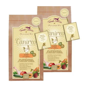 Zwei Tüten Terra Canis Canireo Hundefutter mit der Bezeichnung "Huhn" (Hühnchen) mit Illustrationen von Hühnchen und Gemüse.