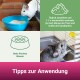 Chinchilla in der Nähe eines blauen Sandbades und Trinkwassers, mit Text zu Pflegetipps: tägliche Reinigung, frisches Wasser und regelmäßige Kontrollen.