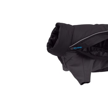 Schwarze Haustierjacke mit einem puffigen Kragen und blauen Reißverschlussdetails, entworfen für Wärme und Komfort.