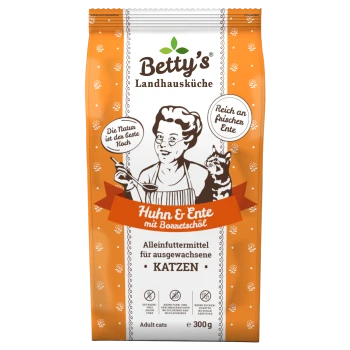 Orange Tüte von Betty's Landhausküche Katzenfutter, Koch- und Katzenillustration, beschriftet mit 'Huhn & Ente' und 'KATZEN'.