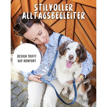 Dreifarbiger Hund auf dem Schoß einer Person mit blauer Leine; Text: 'STILVOLLER ALLTAGSBEGLEITER, DESIGN TRIFFT AUF KOMFORT'.