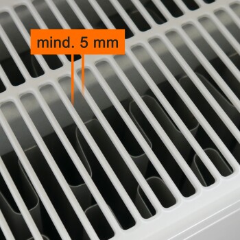 Nahaufnahme eines weißen Lüftungsgitters mit Lamellen, mit einem orangefarbenen Etikett, das "mind. 5 mm" angibt, was eine Mindestspaltanforderung bedeutet.