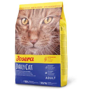 Daily Cat 2 kg Nahaufnahme des Katzenkopfes auf einer Tüte Josera DailyCat getreidefreies Futter, mit "82% Geflügel" und "33/16" Protein/Fettgehalt.