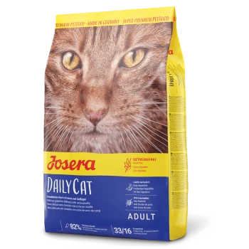 Nahaufnahme des Katzenkopfes auf einer Tüte Josera DailyCat getreidefreies Futter, mit "82% Geflügel" und "33/16" Protein/Fettgehalt.