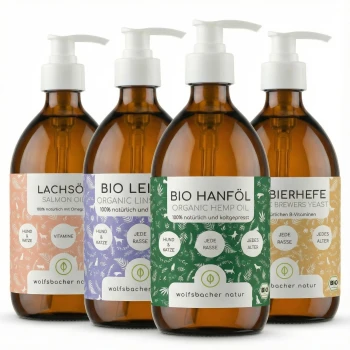 Vier Flaschen mit Haustierergänzungen: Bio-Leinsamenöl, Lachsöl, Bio-Bierhefe und Bio-Hanföl, jede mit detaillierten Etiketten.