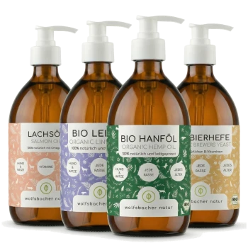 Vier Flaschen mit Haustierergänzungen: Bio-Leinsamenöl, Lachsöl, Bio-Bierhefe und Bio-Hanföl, jede mit detaillierten Etiketten.