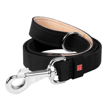 Zwarte leren hondenriem met beige voering, chroom karabijnhaak en D-ring, rood label met tekst 'WAU DOG'.
