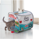 Deux chatons dans une tente pour chat en forme de camping-car étiquetée 'Happy Camper', avec un logo KONG et un petit jouet cœur rouge