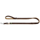 Braune Hundeleine mit gepolstertem Griff und Metallclip, mit einem grünen Etikett, flach auf einem weißen Hintergrund ausgelegt.