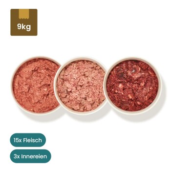 Verpackungen für rohes Haustierfutter aus Lamm, Pferd und Geflügel mit Schalen von Hackfleisch; beschriftet mit "14 x Fleisch & Innereien" und "4 x Geflügel."