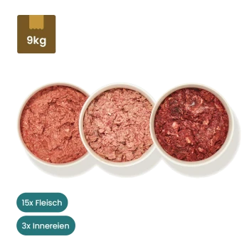 Verpackungen für rohes Haustierfutter aus Lamm, Pferd und Geflügel mit Schalen von Hackfleisch; beschriftet mit "14 x Fleisch & Innereien" und "4 x Geflügel."