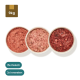 Verpackungen für rohes Haustierfutter aus Lamm, Pferd und Geflügel mit Schalen von Hackfleisch; beschriftet mit "14 x Fleisch & Innereien" und "4 x Geflügel."
