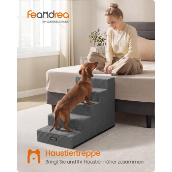 Frau auf dem Bett lächelt, während ein Dackel eine graue Feandrea-Haustiertreppe erklimmt; Logo 'feandrea by SONGMICS HOME' und 'Haustiertreppe'