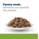 Pyszny smak, któremu nie sposób się oprzeć; miska mokrej karmy dla zwierząt z kawałkami w sosie na białym talerzu.