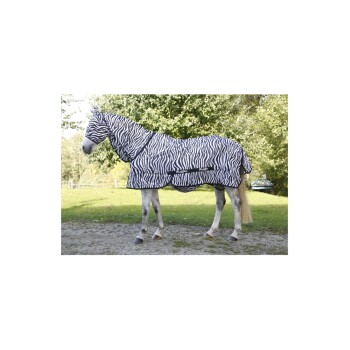 Ein Pferd, das eine schwarz-weiße, zebra-gestreifte Decke trägt, steht auf Gras, umgeben von Bäumen, und zeigt ein einzigartiges und verspieltes Design.