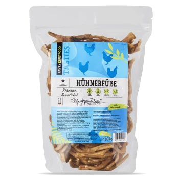 Eine transparente Tasche mit Hühnerfüßen für Hunde, beschriftet mit "Hühnerfüße", auf einem blauen Hintergrund mit Hühnersilhouetten und Nährstoffsymbolen.