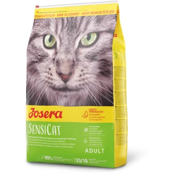 Eine Nahaufnahme des Gesichts einer Katze auf einem gelben und grünen Beutel von Josera Sensicat Katzenfutter, das die Verdaulichkeit und 89% tierisches Protein hervorhebt.