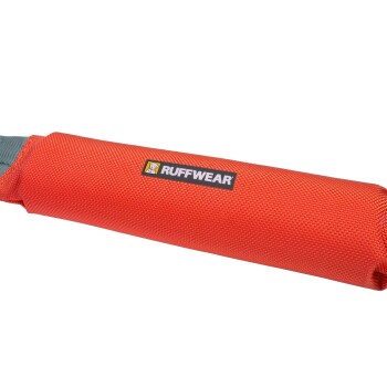 Nahaufnahme eines leuchtend orangefarbenen Hundeleinen-Griffs mit strukturierter Oberfläche, mit dem deutlich sichtbaren Logo "RUFFWEAR".