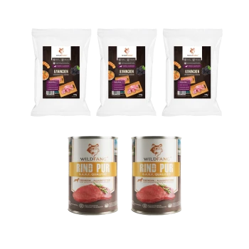 Wildfang Haustierfutterprodukte einschließlich drei 100g Kaninchenfleischpaketen und zwei Dosen Rindfleisch-Hundefutter mit der Aufschrift "Rind Pur B.A.R.F. Qualität".