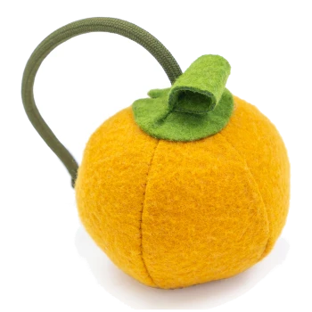 Ein plüschiger orangefarbener Kürbis-Spielzeug mit einem grünen Filzblatt und einem Schlaufenhandgriff, entworfen für Haustiere.