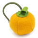 Ein plüschiger orangefarbener Kürbis-Spielzeug mit einem grünen Filzblatt und einem Schlaufenhandgriff, entworfen für Haustiere.