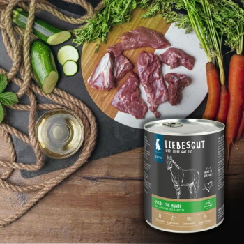 Dose LIEBESGUT Hundefutter mit der Aufschrift „Pferd für Hunde“ und Pferdeillustration, rohes Fleisch, Zucchini und Karotten auf einem Brett.