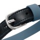 Nahaufnahme eines schwarzen Lederhundehalsbands mit blauer Naht, silberner Metallschnalle und blauem Silikonhalter