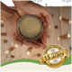Hände halten eine Schale mit pulverförmigem Haustierergänzungsmittel mit einem goldenen Abzeichen mit der Aufschrift "15 years best quality" auf Deutsch.