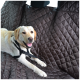 Ein hellfarbener Hund liegt auf einem braunen, gesteppten Autositzbezug, der mit einem schwarzen Geschirr gesichert ist.
