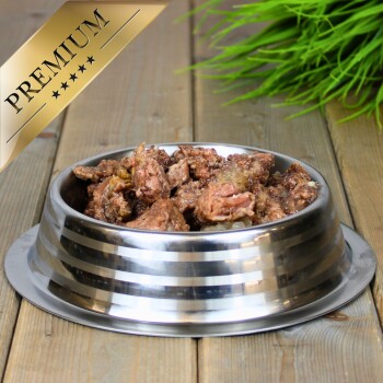 Eine Edelstahlschüssel für Haustiere mit Nassfutter und einem goldenen Banner "PREMIUM", auf einer Holzoberfläche mit grünem Gras im Hintergrund.