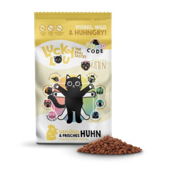 Eine Tüte Lucky Lou Kittenfutter mit einem Cartoon-Schwarzen Kater, mit dem Text "JUNG, WILD & HUNGRIG!" und "Geflügel & Frisches Huhn" auf der Vorderseite.
