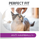 Eine Person streichelt sanft eine grau-weiße Katze, mit dem Text "PERFECT FIT" und "ANTI HAIRBALL 1+" deutlich darunter angezeigt.