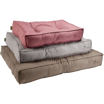 Drei gestapelte Hundebetten in Pink, Grau und Braun, mit einem strukturierten Stoff und dem Markennamen "HUNTER", der an der Seite gestickt ist.