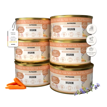 Stapel von Alphazoo Dosen-Nassfutter für Katzen mit der Aufschrift „Huhn“ mit Karotten und Katzenminzblüten daneben.