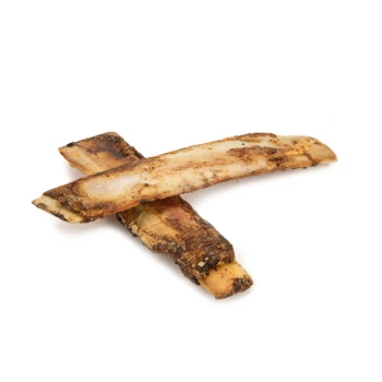 Dwa mięsne kości dla psów, jedna nieco większa od drugiej, ułożone w nakładającej się pozycji na białym tle.