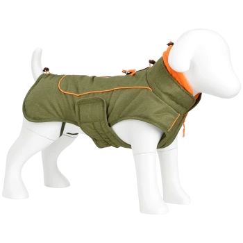 Weißes Hundemannequin trägt eine olivgrüne und orange isolierte Hundejacke mit verstellbaren Kordelstoppern.