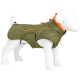 Weißes Hundemannequin trägt eine olivgrüne und orange isolierte Hundejacke mit verstellbaren Kordelstoppern.