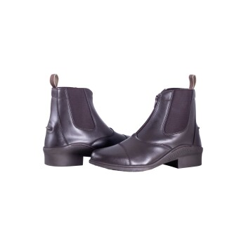 Braune Lederreitstiefel mit elastischen Seitenpaneelen und niedrigem Absatz, vor einem weißen Hintergrund ausgestellt.