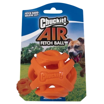 Chuckit! AIR Fetch Ball, oranje hondenspeelgoed op verpakking met hond die rent in het gras, tekst "Fetch Hard Breathe Easy" zichtbaar.