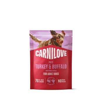Sachet pâté rouge Carnilove avec illustration d'un chien heureux ; texte : « Dinde & Buffle pour chiens adultes », « 70 % viande et abats », « Sans céréales ni pommes de terre »